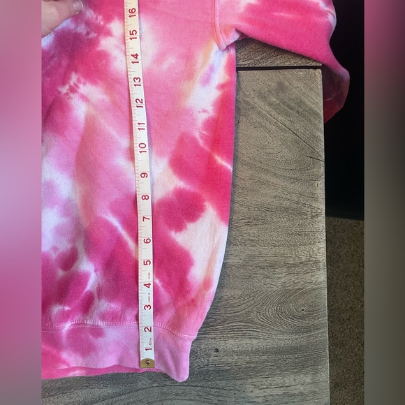 Urban outfitters pink heart crew - perfect for Valentine’s Day - Picture 3 of 3